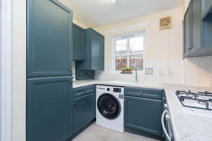 1 Bedroom Flat To Rent In North Werber Place, Edinburgh, EH4