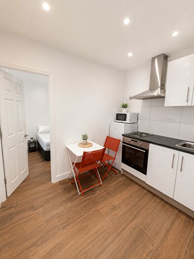 1 Bedroom Flat To Rent In Montrose Avenue, Edgware, HA8
