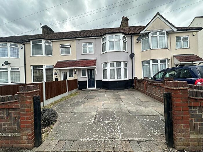 4 Bedroom Terraced House To Rent In Harwood Avenue, Hornchurch, RM11