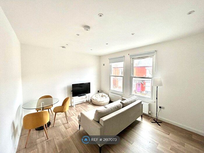 3 Bedroom Flat To Rent In Chiswick, London, W4