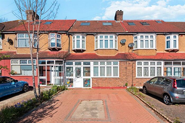 4 Bedroom Property For Sale In Links Avenue, Morden, SM4