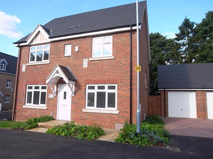 4 Bedroom Detached House To Rent In Oakley Gardens, Luton, LU4