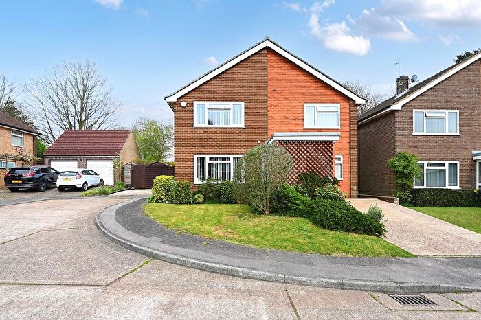 4 Bedroom Detached House For Sale In Studio Close, Kennington, TN24