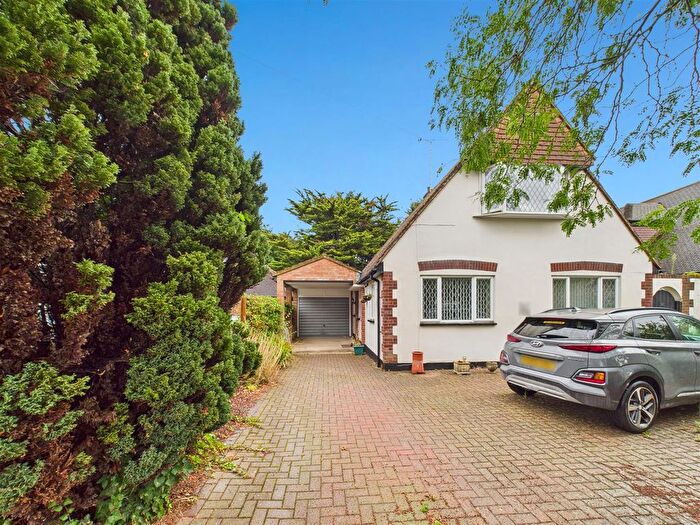 4 Bedroom Detached House For Sale In Manor Farm Avenue, Shepperton, TW17