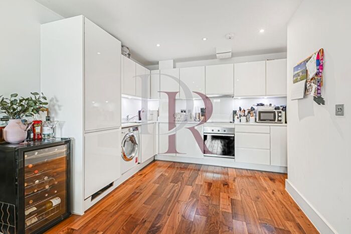 2 Bedroom Flat For Sale In Grand Canal Apartments, De Beauvoir Crescent, London, N1