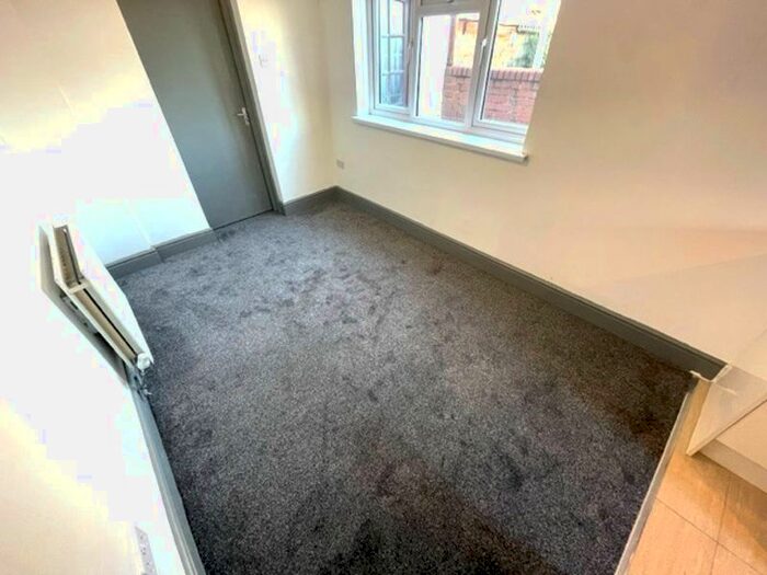 1 Bedroom Flat To Rent In Un-Furnished Studio Flat To Rent, All Bills Included, Hunt Street, Old Town, SN1