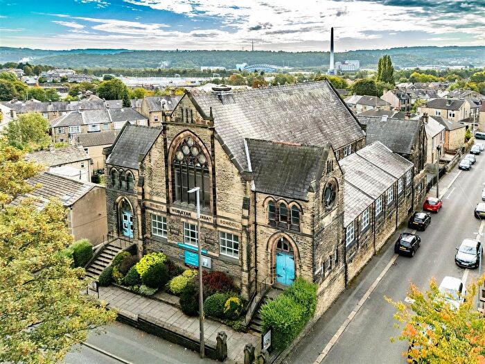 Town House For Sale In Spaines Road, Huddersfield, HD2