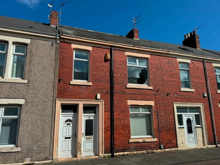 3 Bedroom Flat To Rent In Frobisher Street, Hebburn, NE31