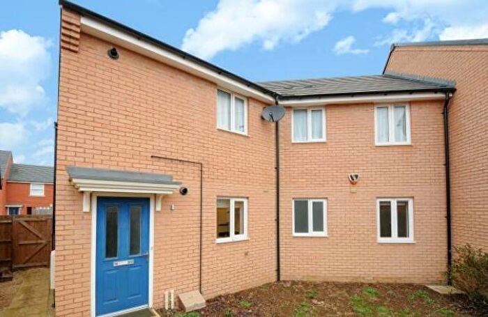 2 Bedroom Maisonette For Sale In Berryfields, Aylesbury, HP18