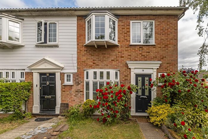 3 Bedroom Flat To Rent In Yeomans Mews, Isleworth, TW7