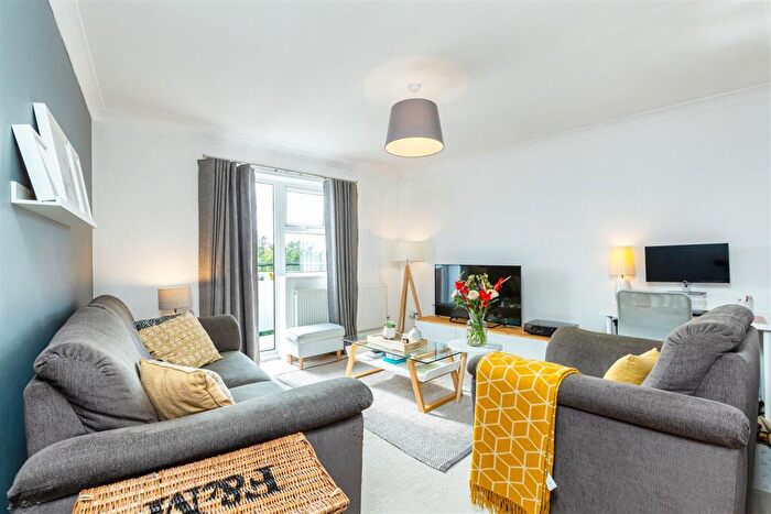 2 Bedroom Flat To Rent In Chertsey Court, Mortlake, SW14