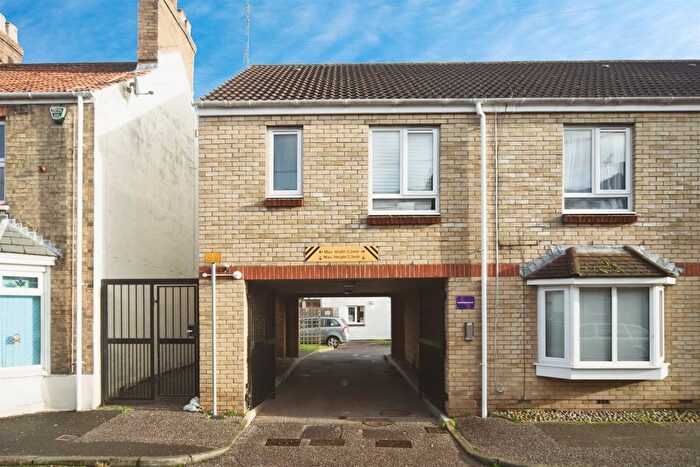 2 Bedroom Flat For Sale In East Reach, Taunton, TA1