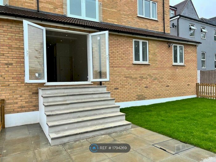 3 Bedroom Flat To Rent In Southwood Road, London, SE9