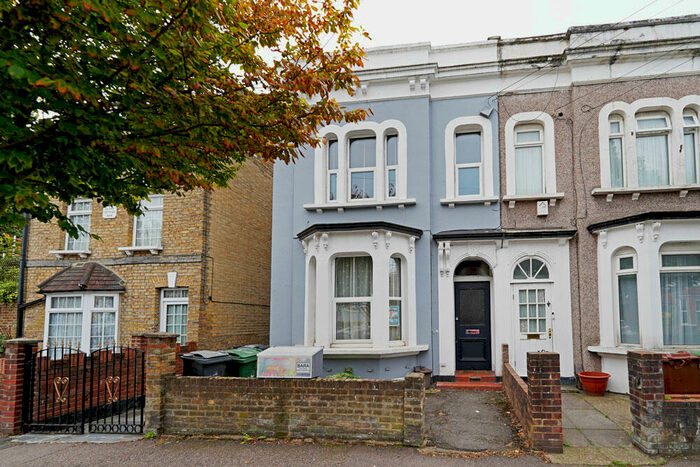 2 Bedroom Flat To Rent In Harvey Road, Leytonstone, E11
