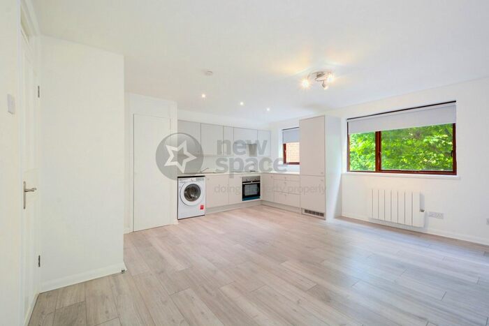 1 Bedroom Flat To Rent In Granville Square, Peckham, SE15