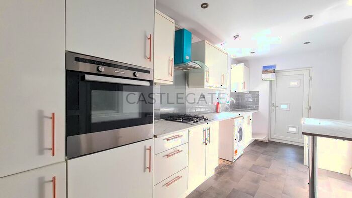 3 Bedroom Bungalow To Rent In Lockwood Scar, Newsome, Huddersfield, HD4