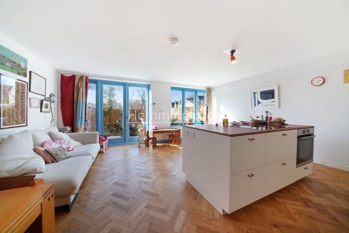 3 Bedroom Maisonette To Rent In Dorset Court, Hertford Road, De Beauvoir, N1
