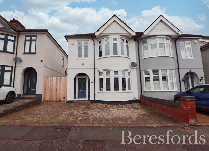 3 Bedroom Semi Detached House For Sale In Aldborough Road, Upminster, RM14