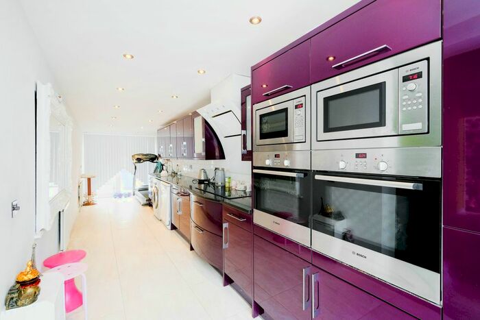 4 Bedroom Bungalow To Rent In Crescent Road, Barnet, EN4