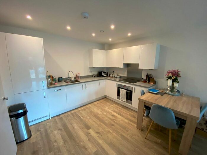 2 Bedroom Flat To Rent In Broad Lane, Bracknell, Berkshire, RG12