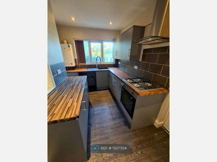 3 Bedroom Semi-Detached House To Rent In Queens Rise, Bradford, BD2