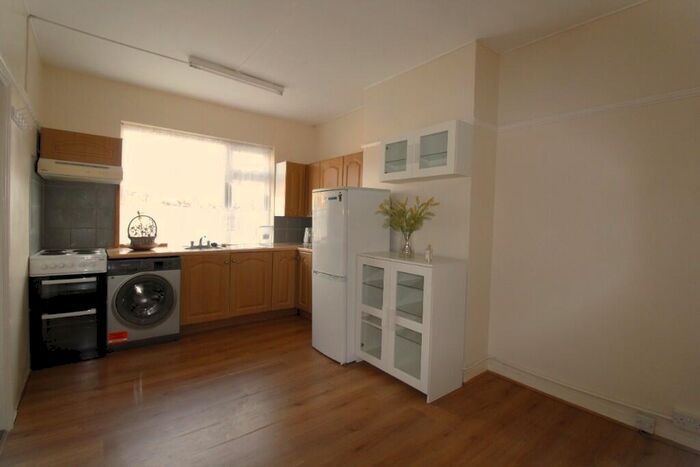 3 Bedroom Flat To Rent In Well Hall Road, London, SE9