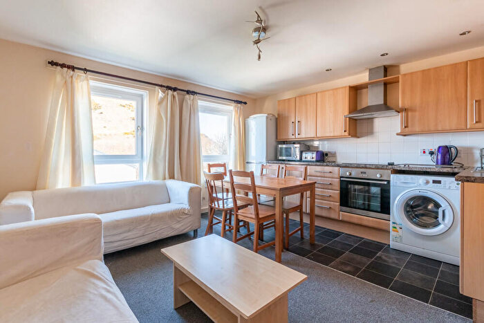 3 Bedroom Flat To Rent In L – Viewcraig Gardens, Edinburgh, EH8