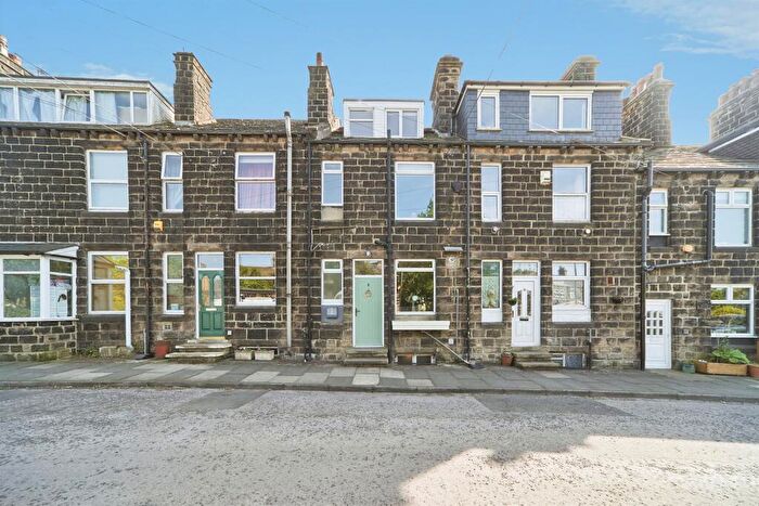 4 Bedroom Terraced House For Sale In South View Terrace, Yeadon, Leeds, LS19