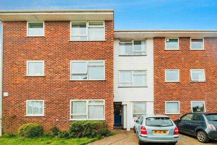 2 Bedroom Apartment For Sale In Summerlea Gardens, Littlehampton, West Sussex, BN17