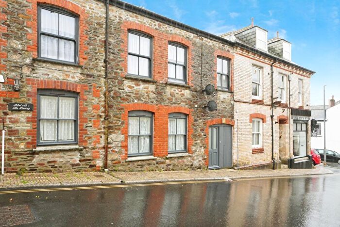 2 Bedroom Flat For Sale In Bodmin Hill, Lostwithiel, Cornwall, PL22
