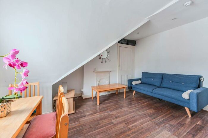2 Bedroom Flat To Rent In Morella Road, Wandsworth, London, SW12