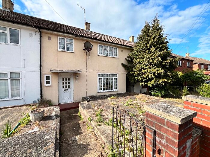 4 Bedroom Terraced House For Sale In Hailsham Road, Romford, RM3