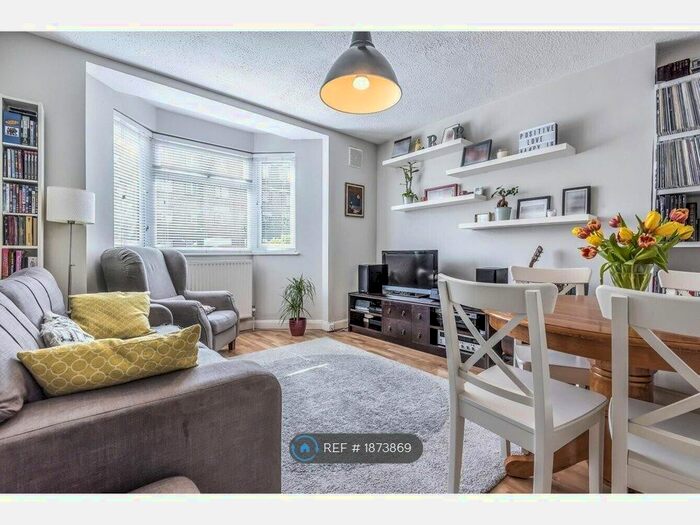 2 Bedroom Flat To Rent In Vine House, London, SW18