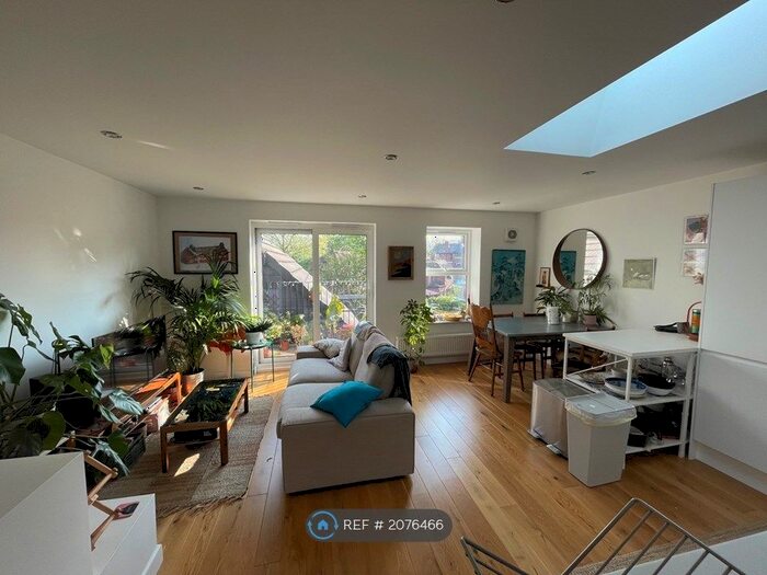 2 Bedroom Flat To Rent In The Oaks, Manchester, M21