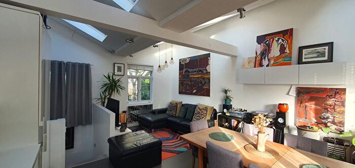 2 Bedroom Maisonette To Rent In A Balls Pond Road, London, N1