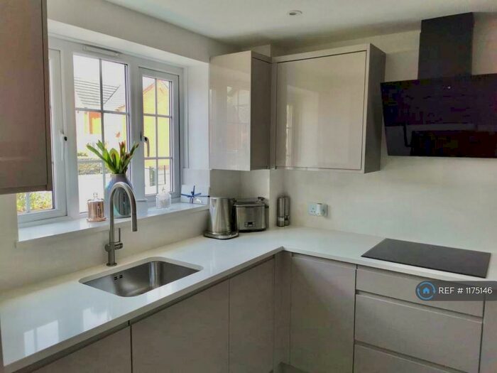 2 Bedroom End Of Terrace House To Rent In Collier Close, East London, E6