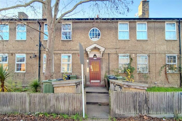 3 Bedroom Apartment To Rent In St. Gothard Road, West Norwood, SE27
