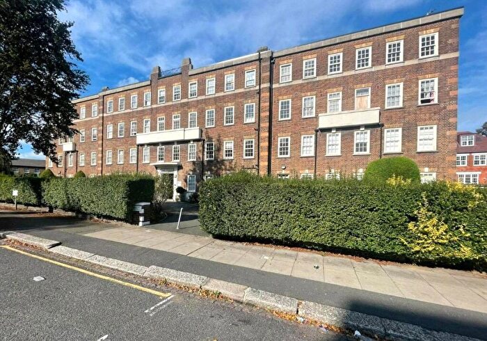 3 Bedroom Apartment To Rent In Brampton Court, Brampton Grove, London, NW4