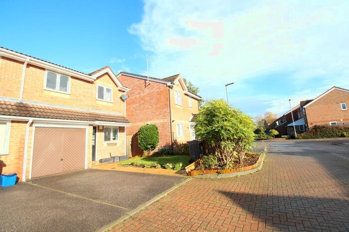 3 Bedroom Semi-Detached House To Rent In Mermaid Close, Hitchin, SG4