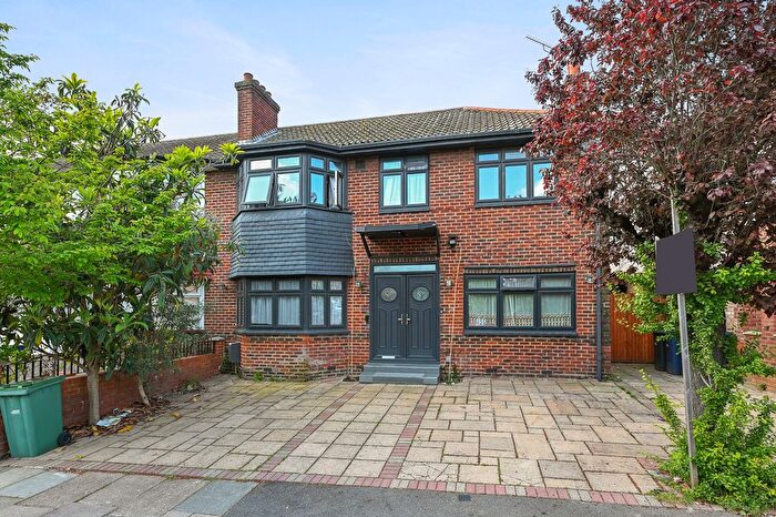 5 Bedroom Semi-Detached House For Sale In Foster Road, London, W3
