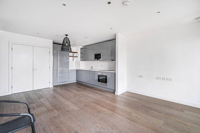 1 Bedroom Flat To Rent In Rutherford Heights, Elephant And Castle, London, SE17