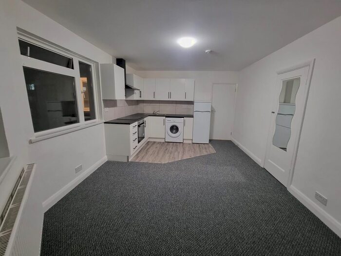 3 Bedroom Flat To Rent In Florida Court, Station Approach, Staines, TW18