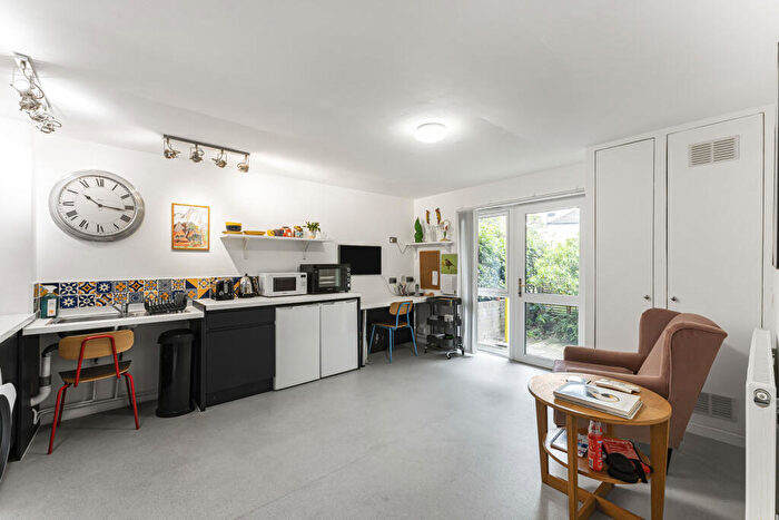 1 Bedroom Apartment For Sale In Tottenham Road, London, N1