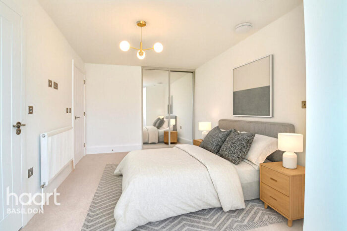 4 Bedroom Semi Detached House For Sale In Chapelgate Mews, Basildon, SS15