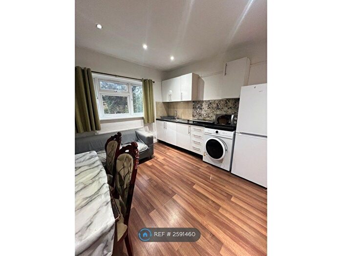 2 Bedroom Flat To Rent In Gantshill Crescent, Ilford, IG2