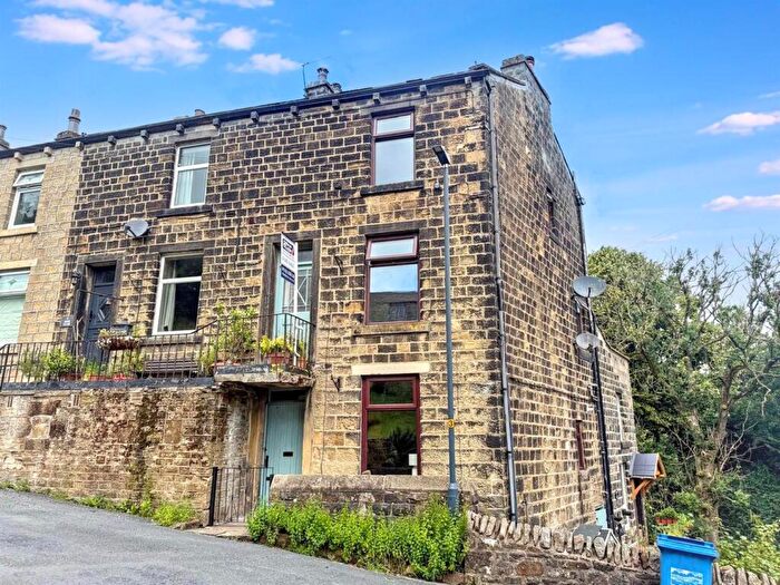 4 Bedroom End Of Terrace House For Sale In Nan Scar, Cowling, BD22