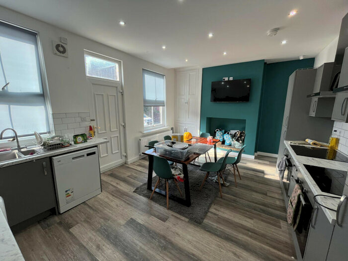 6 Bedroom Terraced House To Rent In Ash Grove, Leeds, LS6