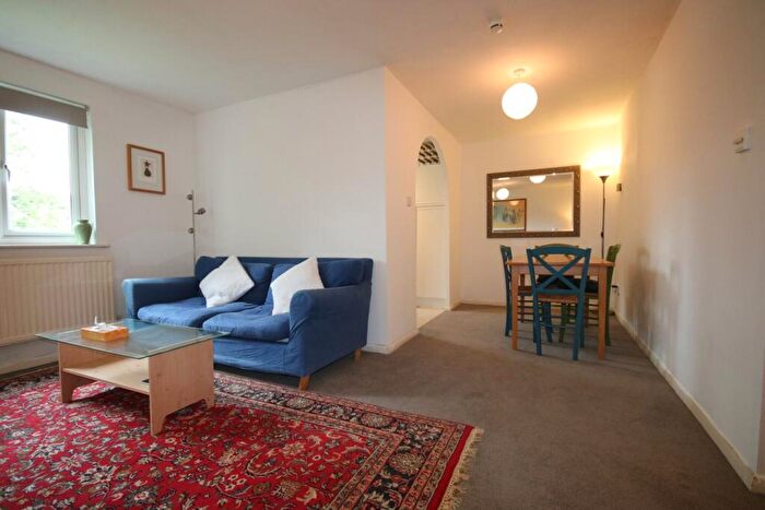 2 Bedroom Flat To Rent In Greenside Close, London, N20