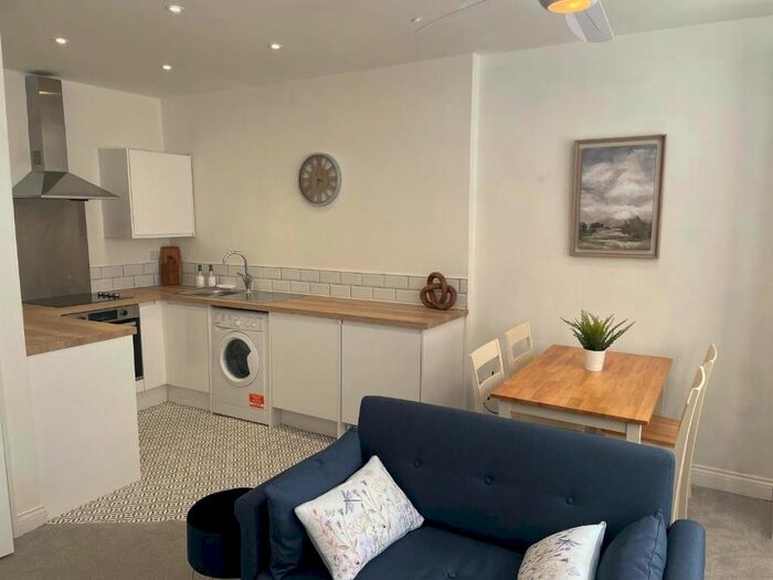 2 Bedroom Flat To Rent In Story Street, Hull, Yorkshire, HU1