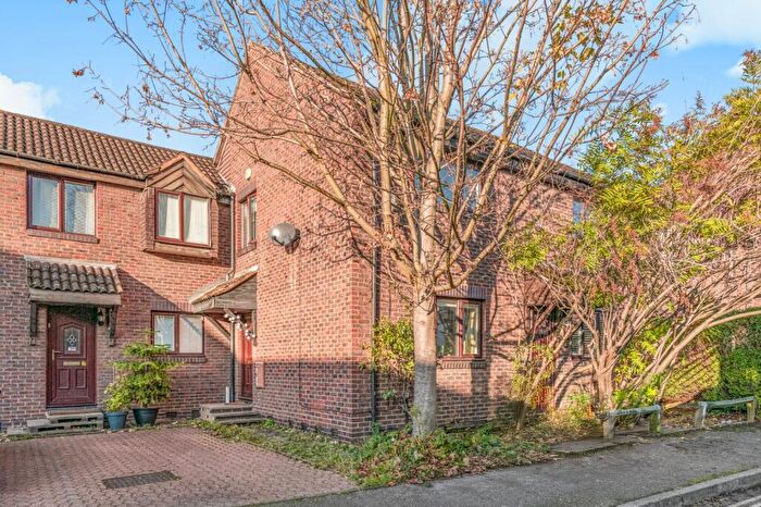 2 Bedroom End Of Terrace House For Sale In Somerford Way, Surrey Quays, SE16